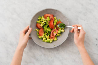 TOMATE & AVOCADO schneiden