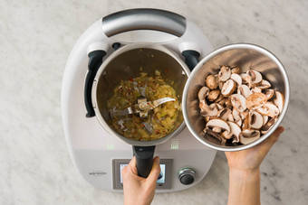 TOMATE & PINIENKERNE