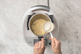 SOßE VOLLENDEN & ANRICHTEN