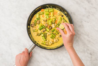 KOKOS-CURRY-SOSSE KOCHEN