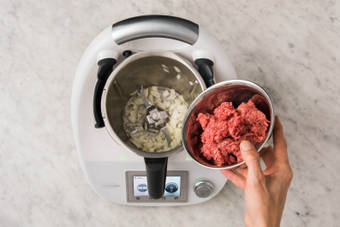 KÖTTBULLARmasse ZUBEREITEN