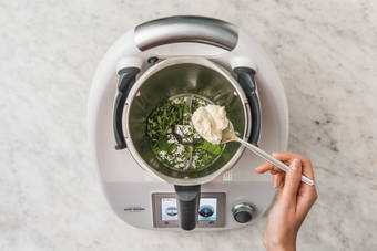 KRÄUTERFRISCHKÄSE ZUBEREITEN