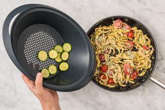 SPÄTZLEPFANNE VOLLENDEN