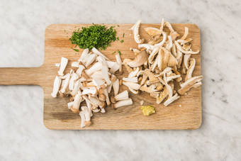 Pilze schneiden und zupfen