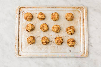 LAUGENKNÖDEL BACKEN