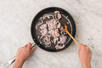 Caraméliser les oignons rouges