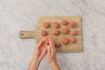 FÜR DIE HACKBÄLLCHEN