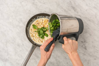 SPÄTZLEPFANNE VOLLENDEN