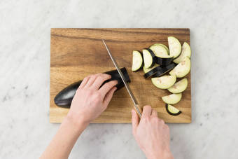 Aubergine snijden