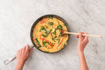 Currysoße zubereiten