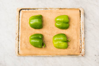 Groene paprika bakken