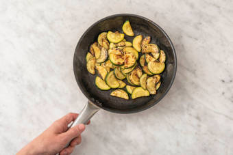 Zucchini braten