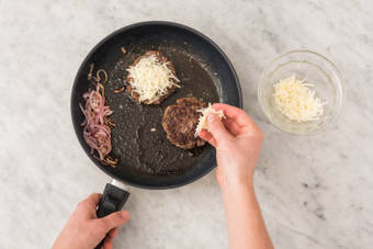 Cuire le steak haché