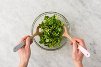 Pasta en salade mengen