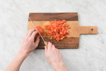 Tomatenwürfel schneiden