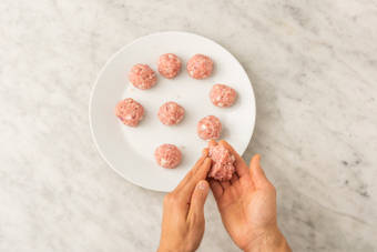 Hackbällchen zubereiten