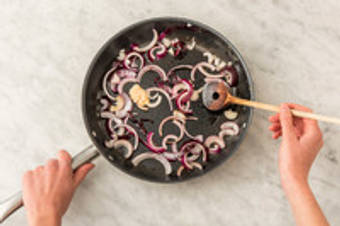 Ui en knoflook bakken