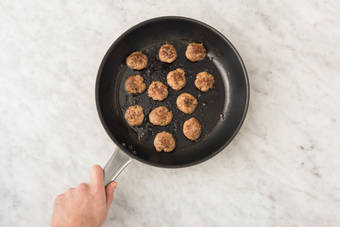 Bällchen anbraten