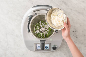 FLAMMKUCHEN VORBEREITEN