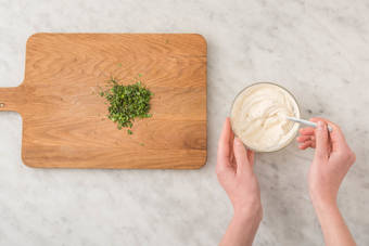 FLAMMKUCHEN BESTREICHEN