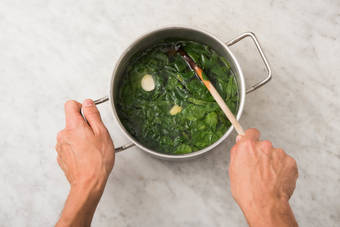 Spinazie en cashewnoten bakken