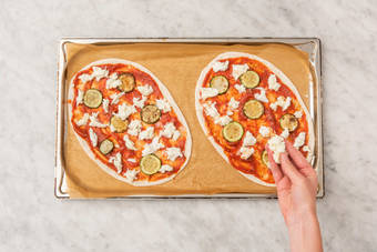 Flammkuchen beleggen