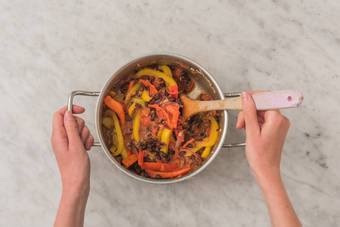 Chilli kochen und verfeinern