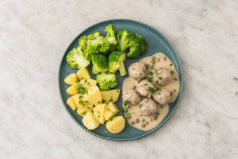 SOßE VOLLENDEN & ANRICHTEN