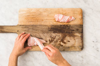 Hähnchen in Bacon einwickeln