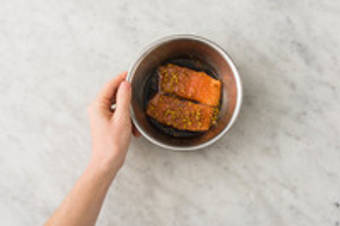 Laisser mariner le saumon