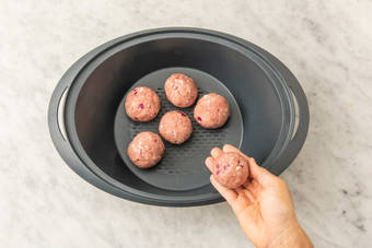 HACKBÄLLCHEN FORMEN