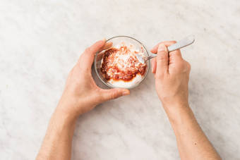 Chili dip verrühren