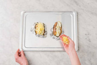 Garnir les pommes de terre