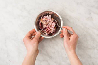 TOMATENSALAT ZUBEREITEN