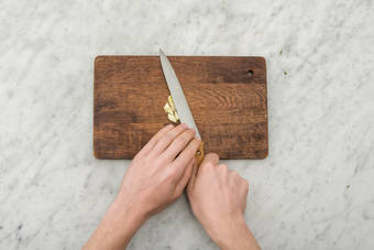 KNOBLAUCH VORBEREITEN