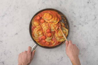 PASTA MIT SOSSE MISCHEN