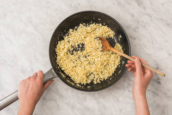 Cuir le riz de chou-fleur