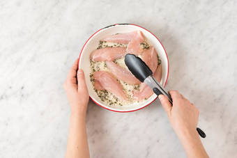 HÄHNCHENFILETS PANIEREN