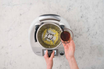 FÜR DIE TERIYAKI-SOSSE