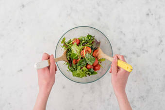 SALAT MIT DRESSING MISCHEN