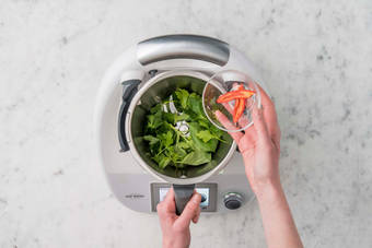 ZERKLEINERN & PASTA KOCHEN