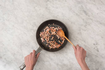 Cuire les lardons