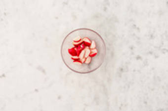 Préparer les radis marinés