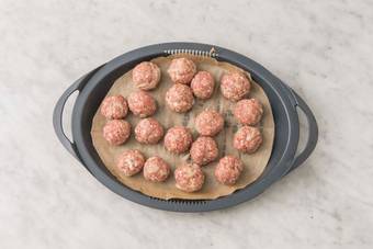 FLEISCHBÄLLCHEN VORBEREITEN