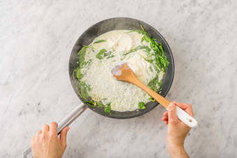 Gör creme fraiche-sås