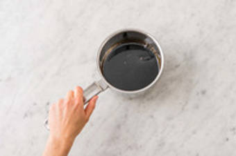 Préparer le sirop au vinaigre balsamique