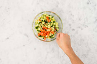 Tomaat en komkommer snijden