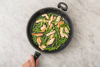 HÄHNCHENSTREIFEN ANBRATEN