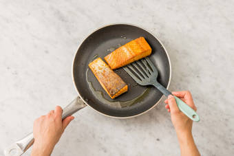 LACHSFILETS ANBRATEN