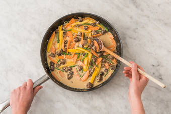 STIR-FRY-GEMÜSE ANBRATEN